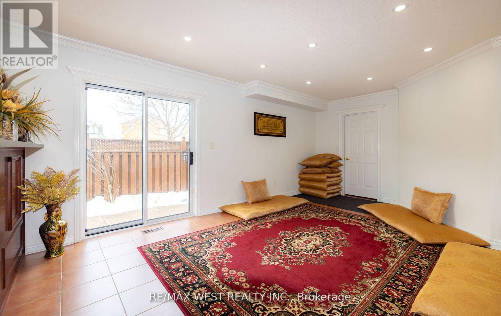 56 Meadow Oak Place, Toronto, Ontario  M9N 3Z6 - Photo 10 - W12078210