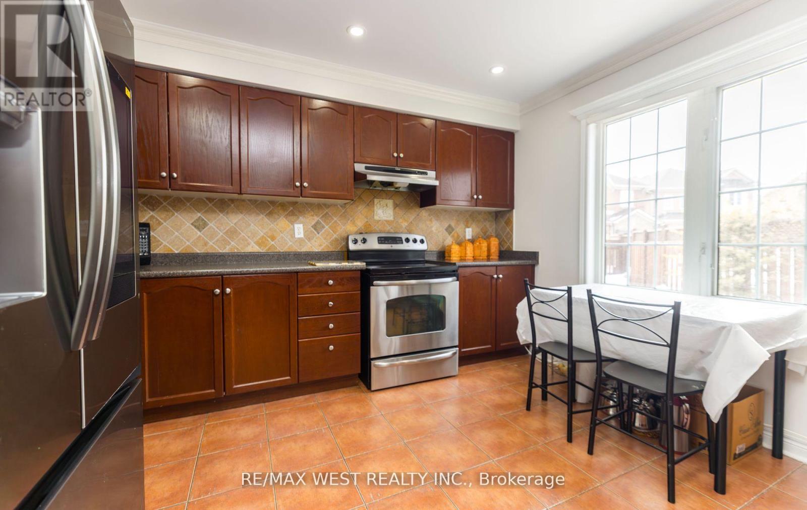 56 Meadow Oak Place, Toronto, Ontario  M9N 3Z6 - Photo 12 - W12078210