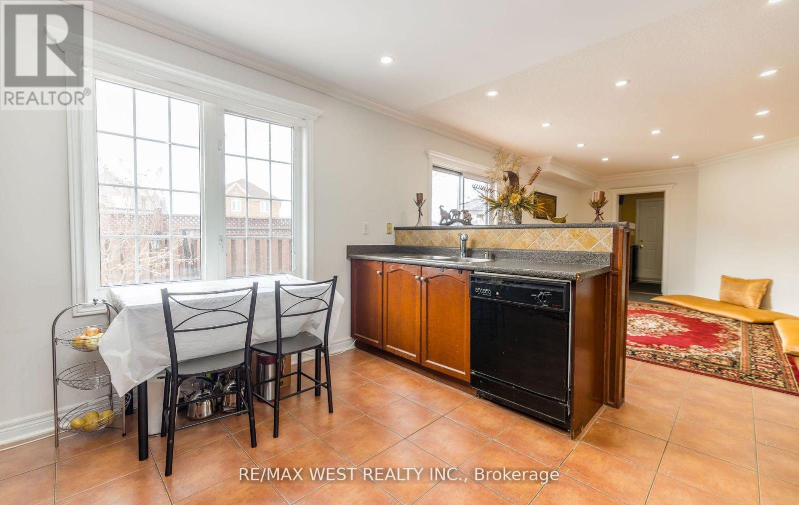 56 Meadow Oak Place, Toronto, Ontario  M9N 3Z6 - Photo 13 - W12078210