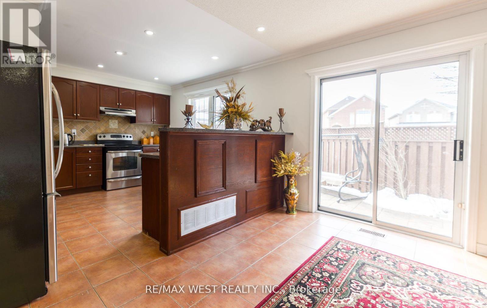 56 Meadow Oak Place, Toronto, Ontario  M9N 3Z6 - Photo 14 - W12078210