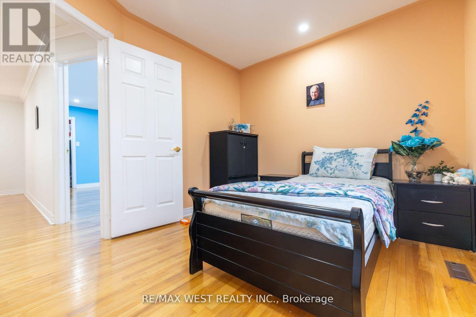 56 Meadow Oak Place, Toronto, Ontario  M9N 3Z6 - Photo 25 - W12078210