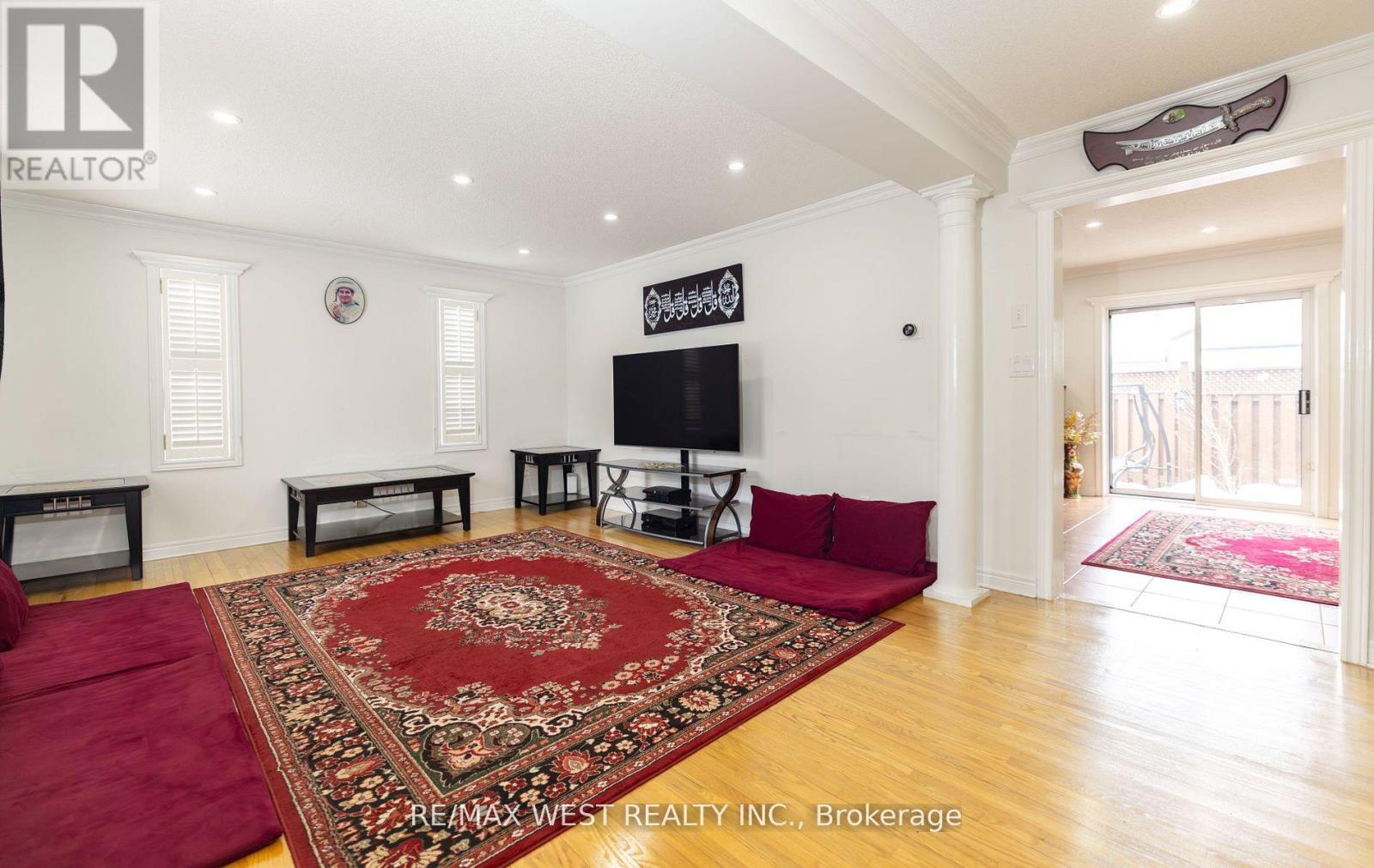 56 Meadow Oak Place, Toronto, Ontario  M9N 3Z6 - Photo 6 - W12078210
