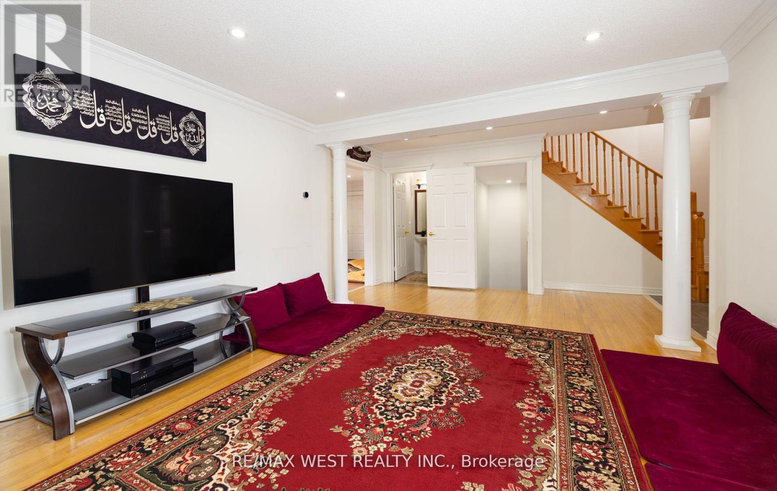 56 Meadow Oak Place, Toronto, Ontario  M9N 3Z6 - Photo 8 - W12078210