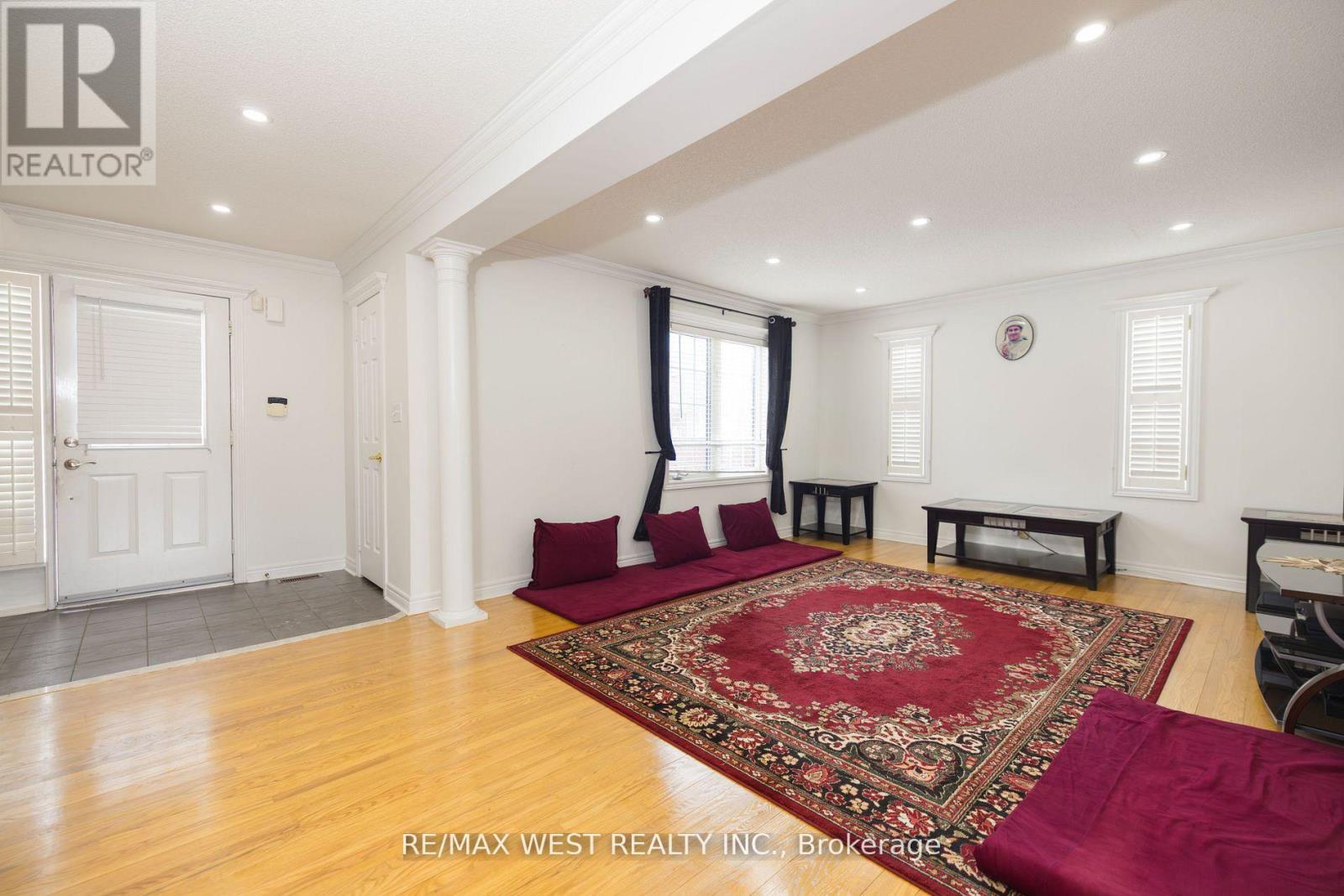 56 Meadow Oak Place, Toronto, Ontario  M9N 3Z6 - Photo 9 - W12078210