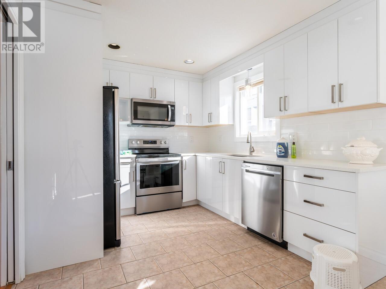 322 Millview Street, Coquitlam, British Columbia  V3K 4W9 - Photo 9 - R2989356