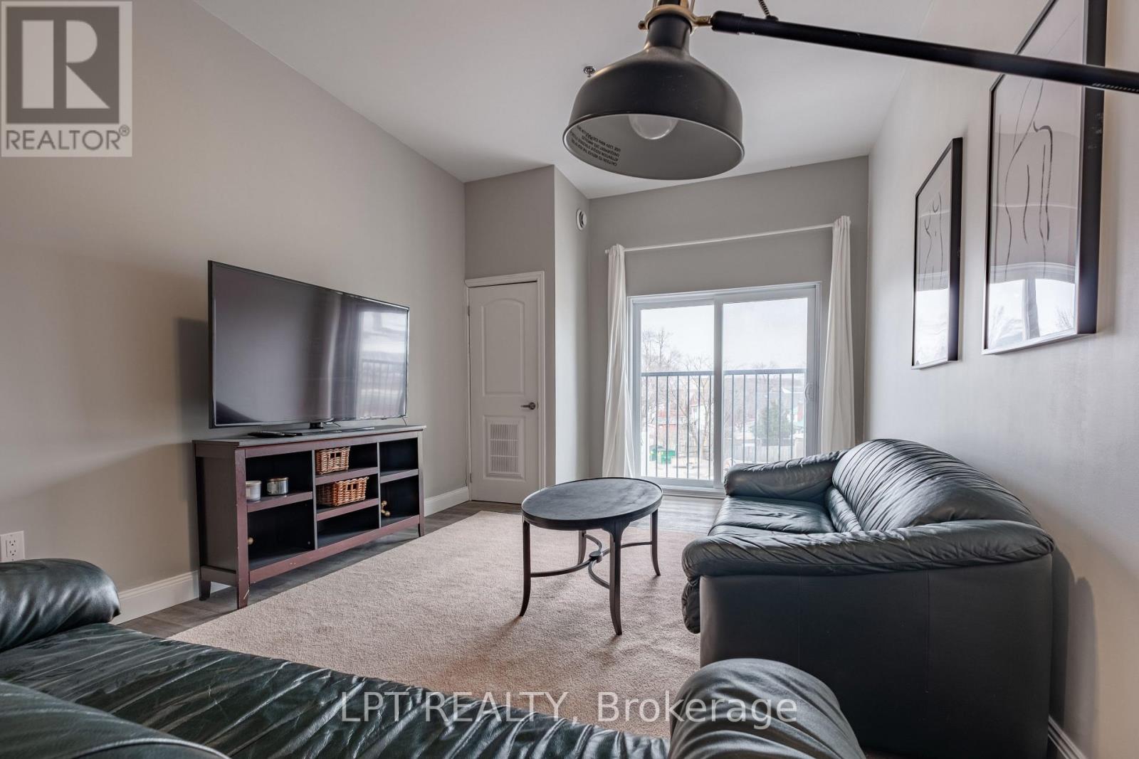 303 - 630 Princess Street, Kingston (Central City East), Ontario  K7L 1E3 - Photo 3 - X12078414