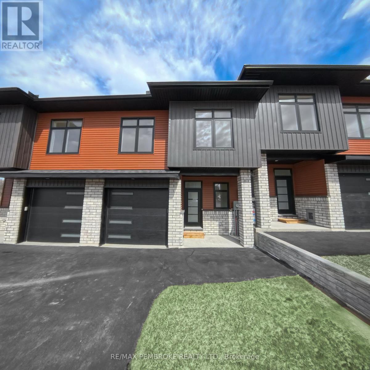 11 Northbrook Street, Petawawa, Ontario  K8H 3N4 - Photo 1 - X12076029