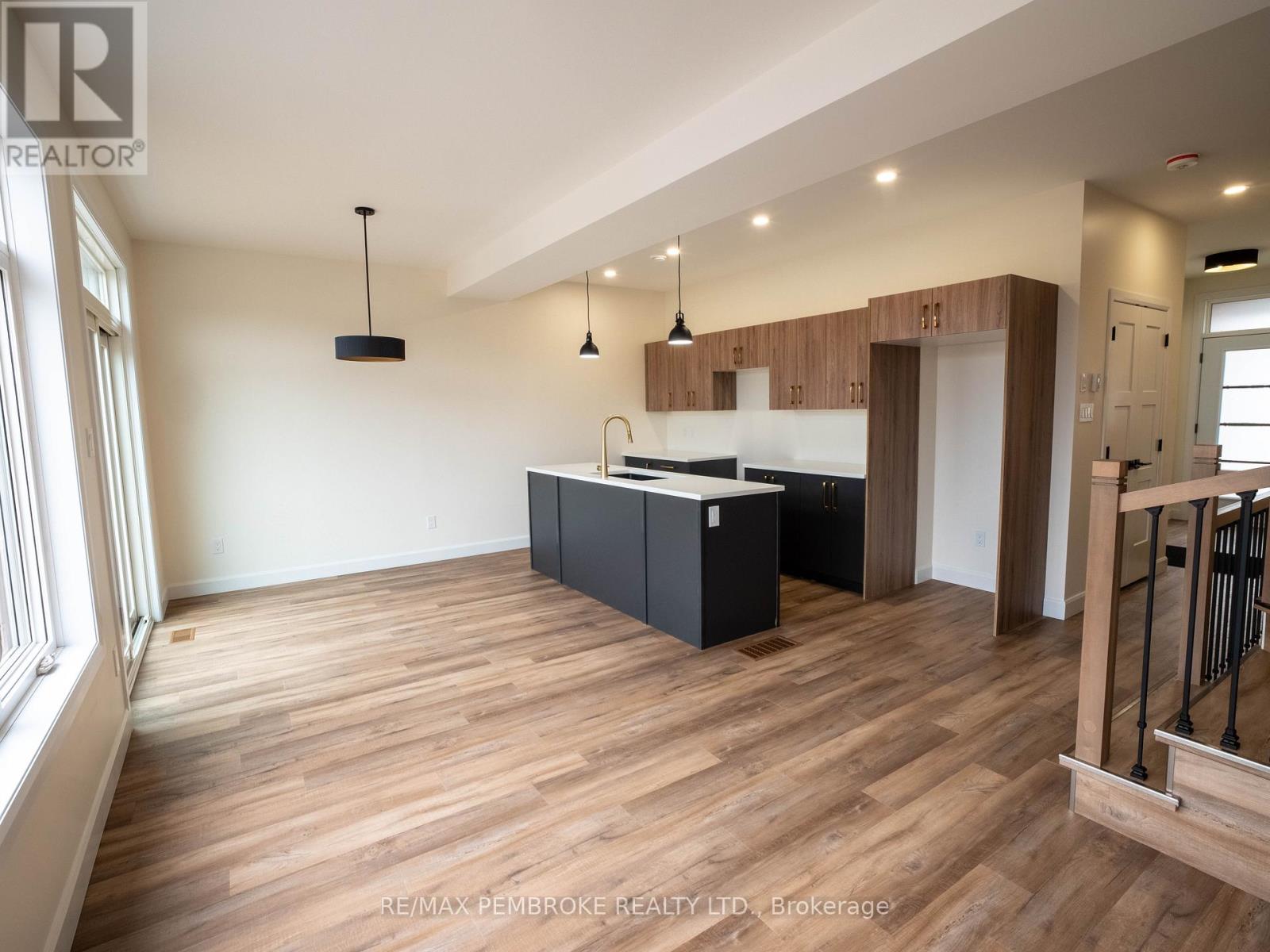 11 Northbrook Street, Petawawa, Ontario  K8H 3N4 - Photo 18 - X12076029