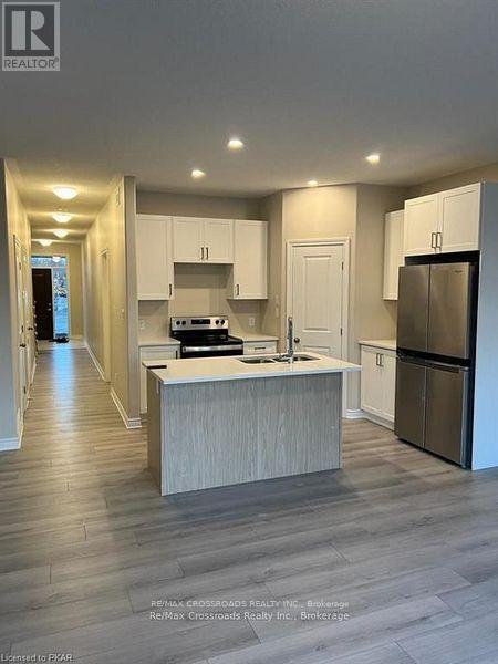214 Heritage Park Drive, Greater Napanee, Ontario  K7R 3Y1 - Photo 2 - X12078451