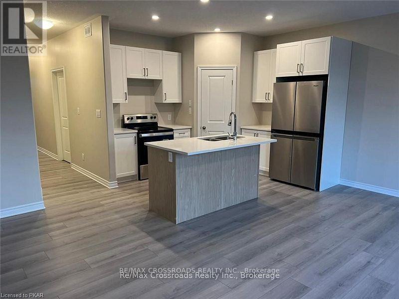 214 Heritage Park Drive, Greater Napanee, Ontario  K7R 3Y1 - Photo 3 - X12078451