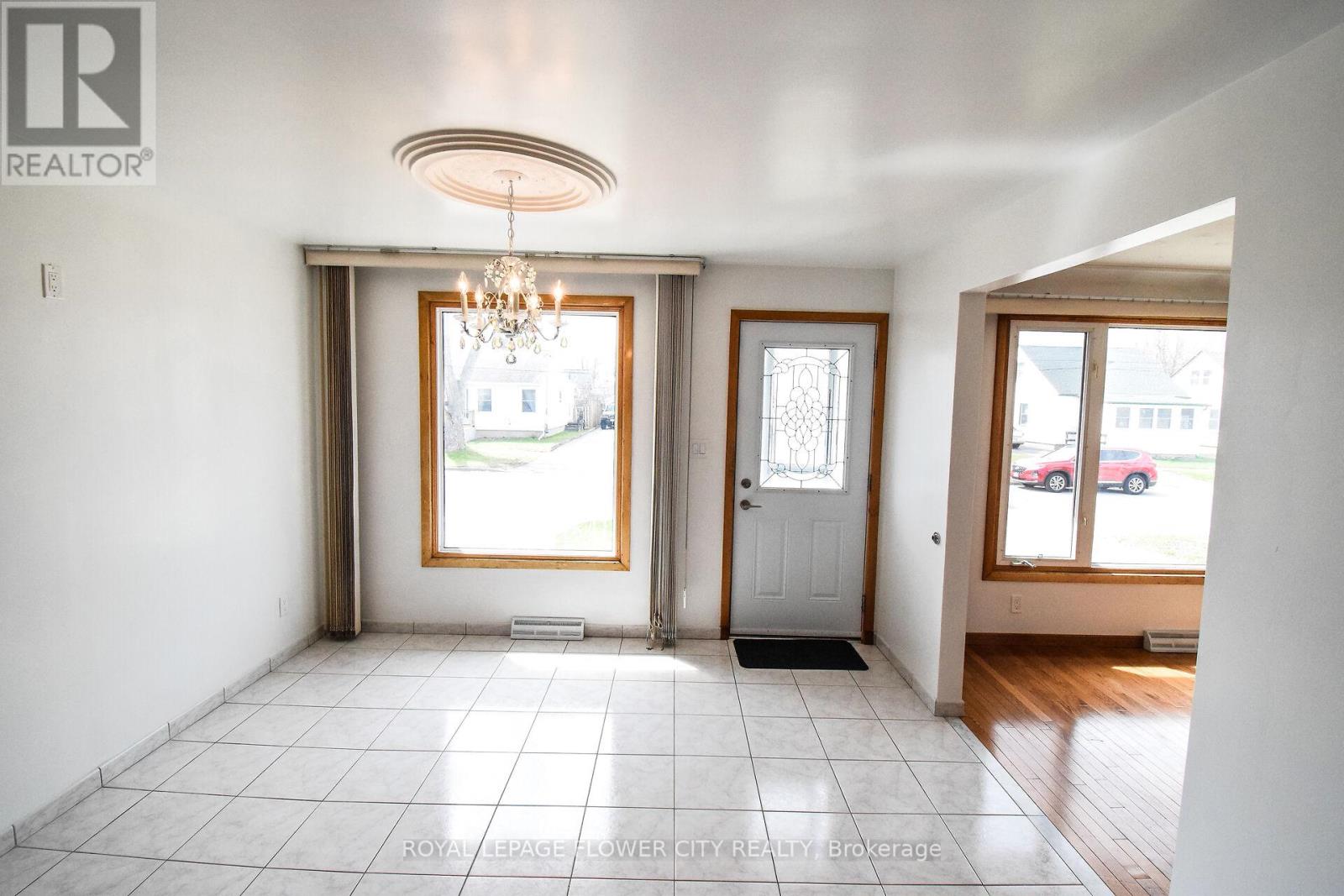 43 Mary Street, Fort Erie, Ontario  L2A 4A4 - Photo 8 - X12078492