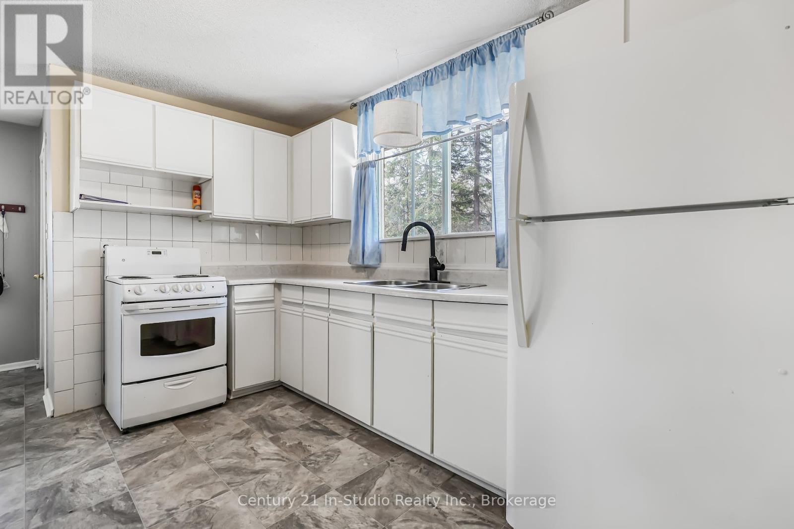 152 Frederick Drive, Wasaga Beach, Ontario  L9Z 1P1 - Photo 9 - S12078560
