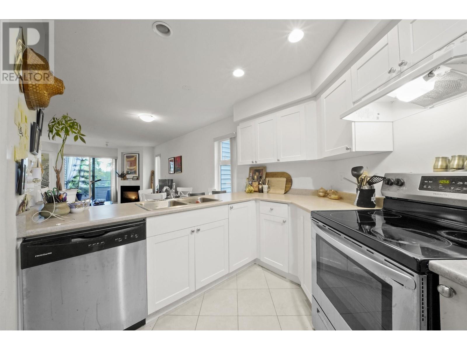 209 2915 Glen Drive, Coquitlam, British Columbia  V3B 7H8 - Photo 2 - R2989497