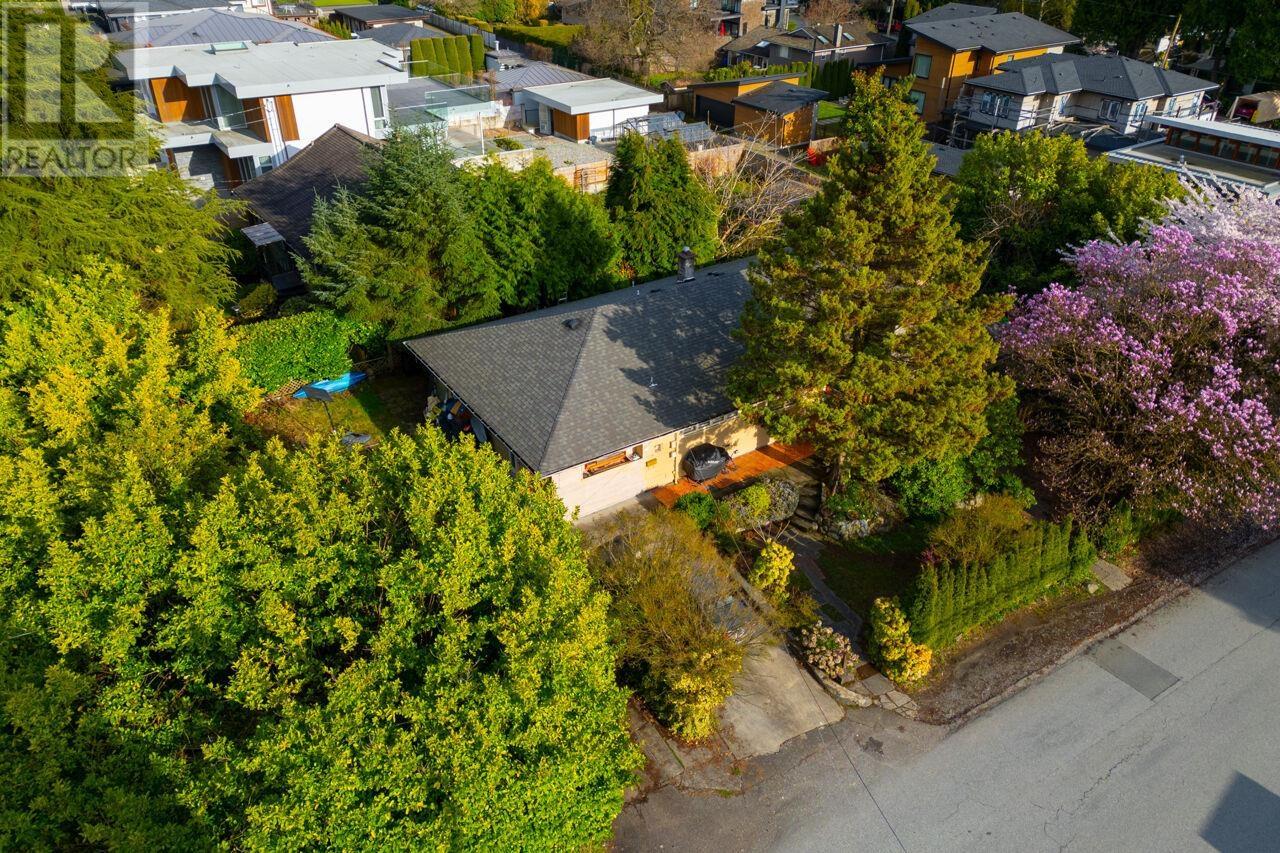 1296 Inglewood Avenue, West Vancouver, British Columbia  V7T 1Y6 - Photo 11 - R2989508