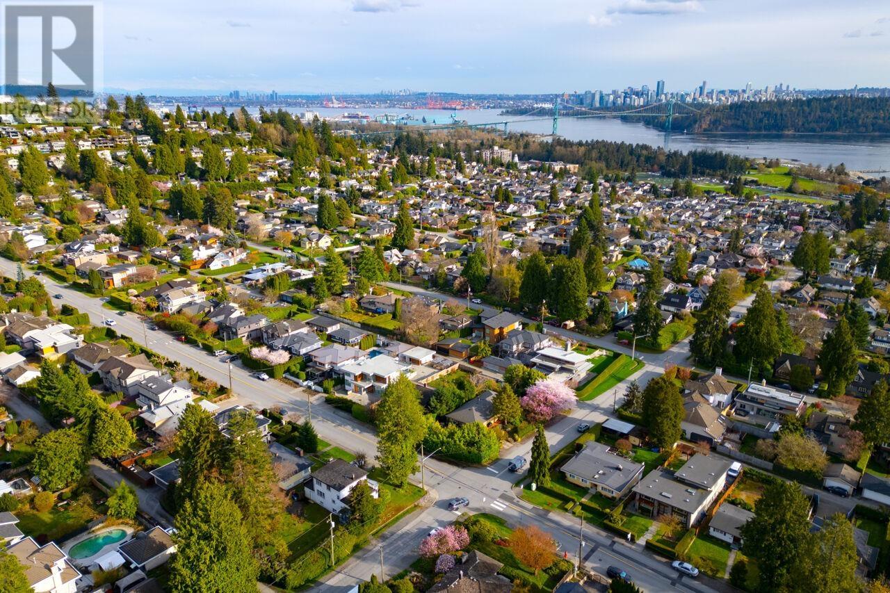 1296 Inglewood Avenue, West Vancouver, British Columbia  V7T 1Y6 - Photo 12 - R2989508