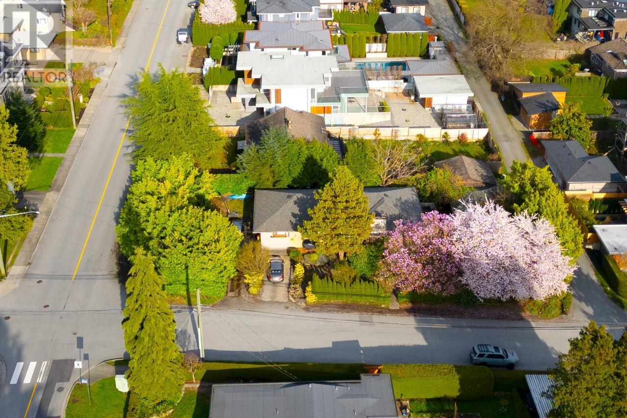 1296 Inglewood Avenue, West Vancouver, British Columbia  V7T 1Y6 - Photo 14 - R2989508