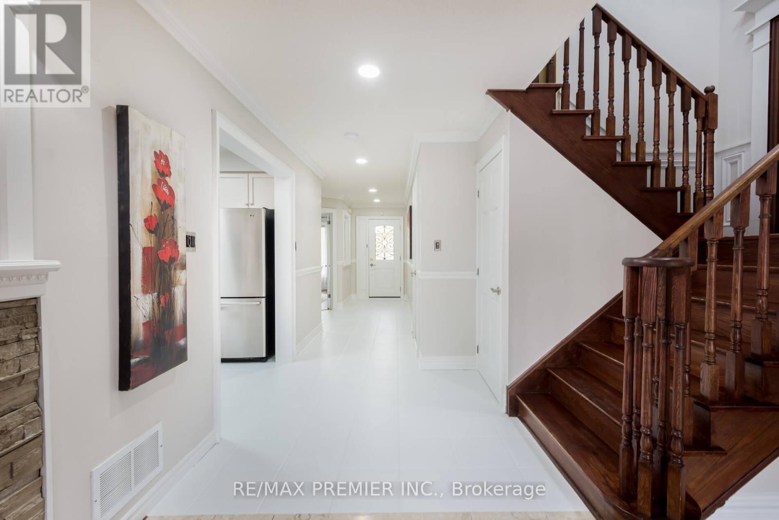 Property at 348 ROYALPARK WAY image 5