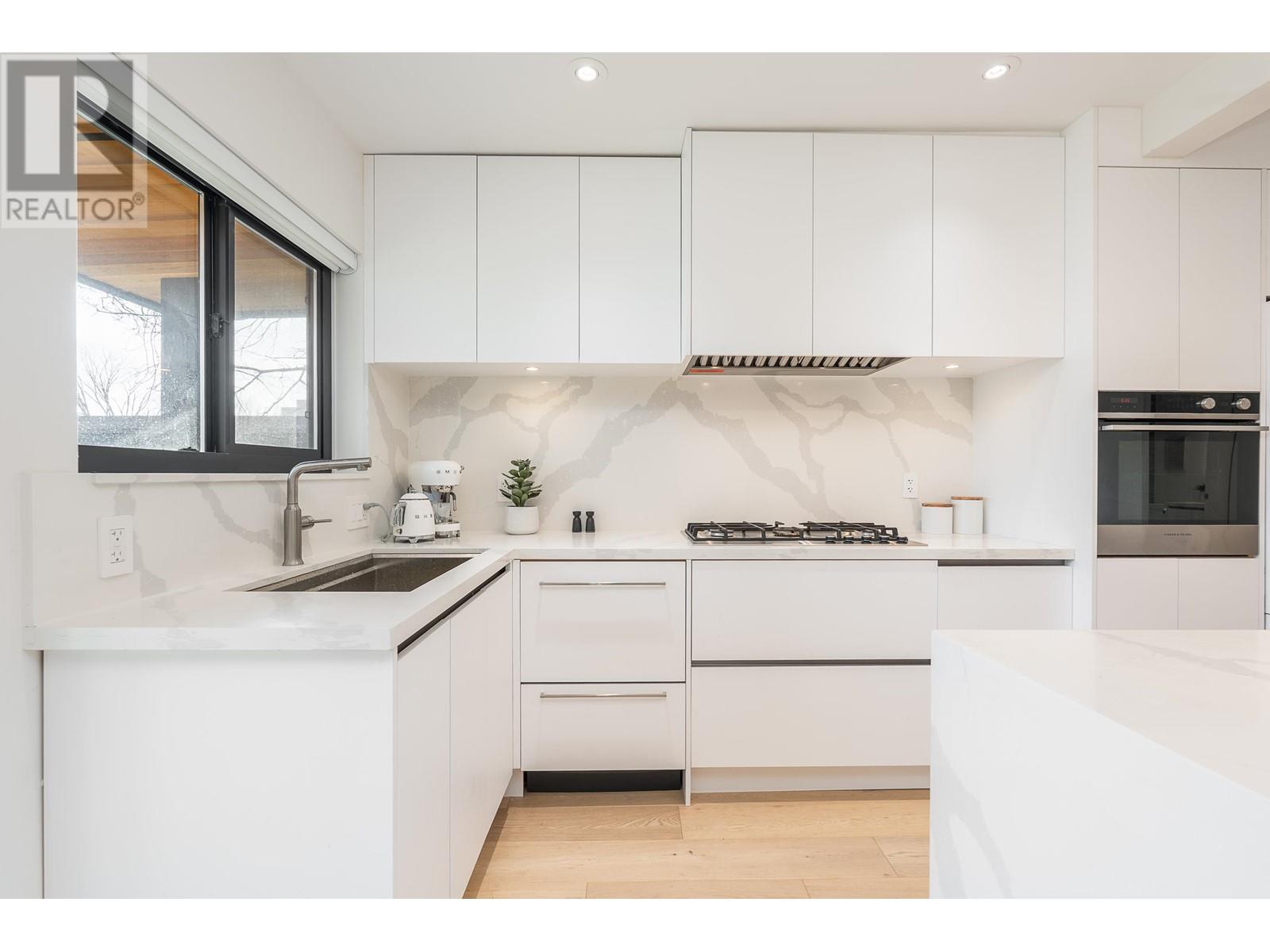 293 W Windsor Road, North Vancouver, British Columbia  V7N 2N2 - Photo 11 - R2989296