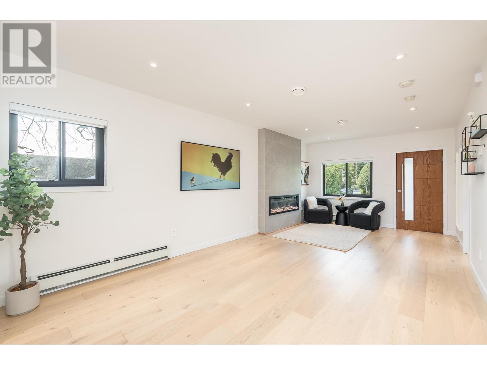 293 W Windsor Road, North Vancouver, British Columbia  V7N 2N2 - Photo 3 - R2989296