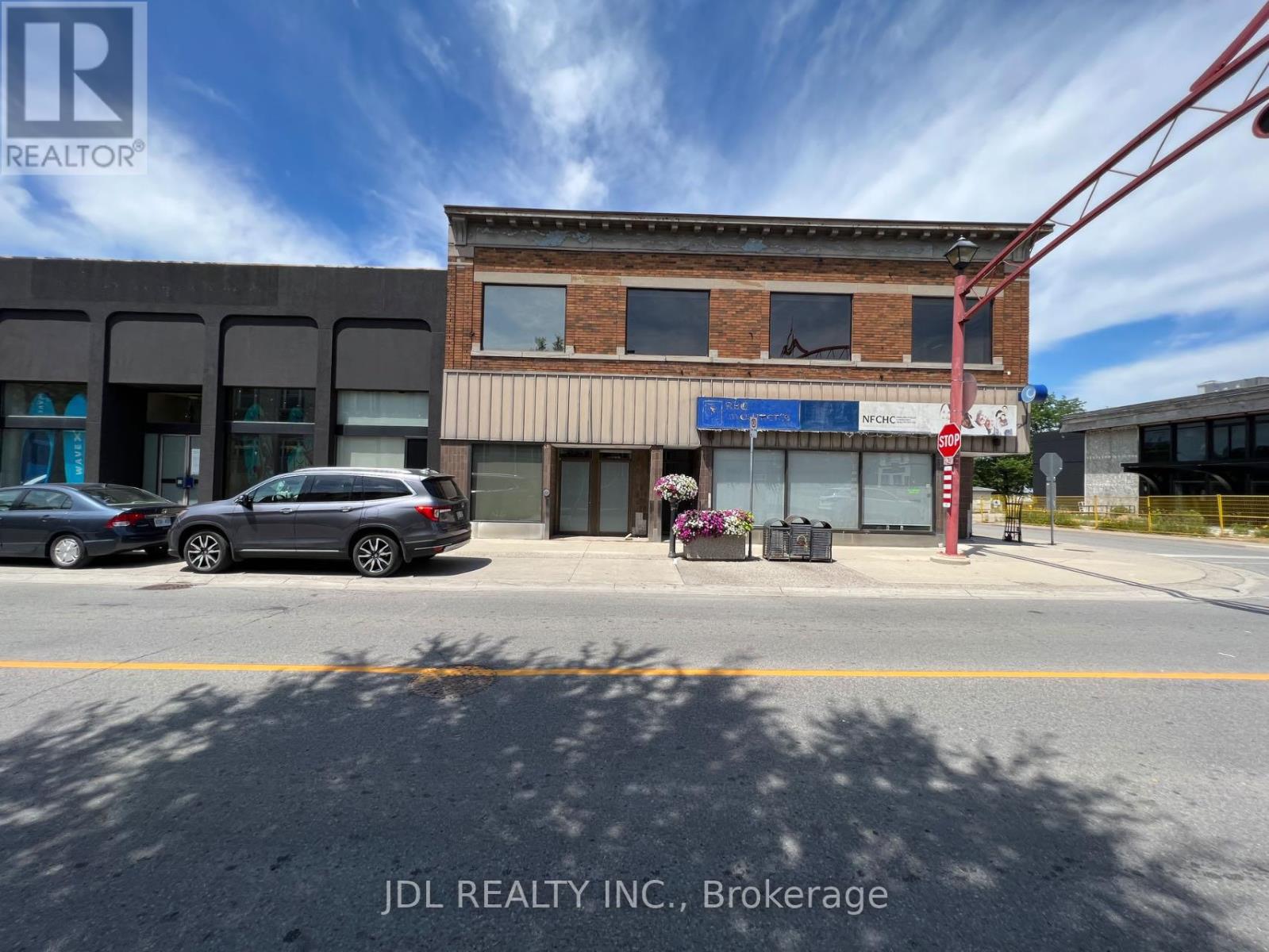 4481 Queen Street, Niagara Falls, Ontario  L2E 2L4 - Photo 2 - X12078520