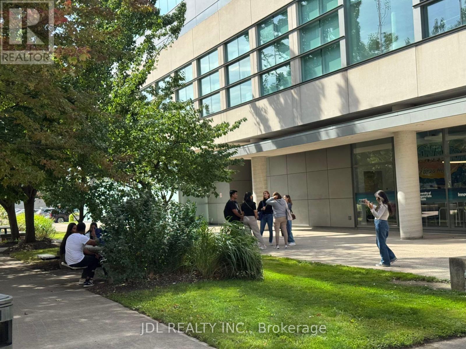 4481 Queen Street, Niagara Falls, Ontario  L2E 2L4 - Photo 4 - X12078520