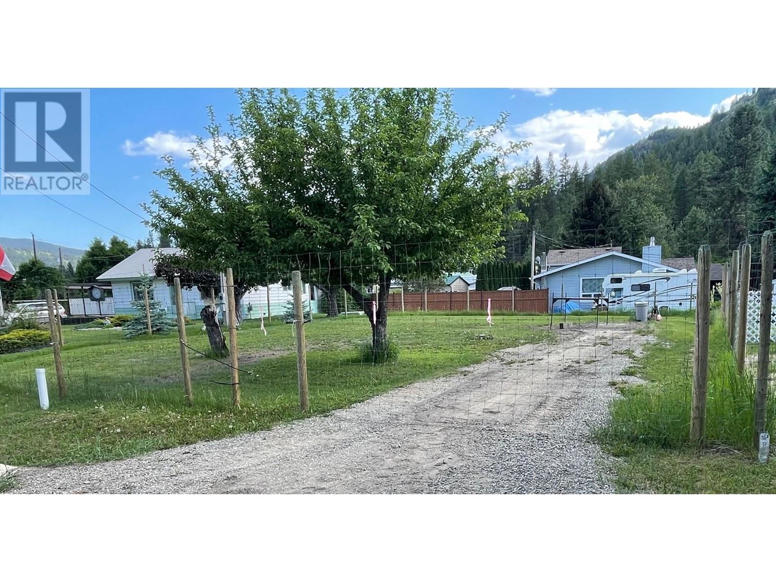 580 CENTRAL Avenue, Midway, British Columbia