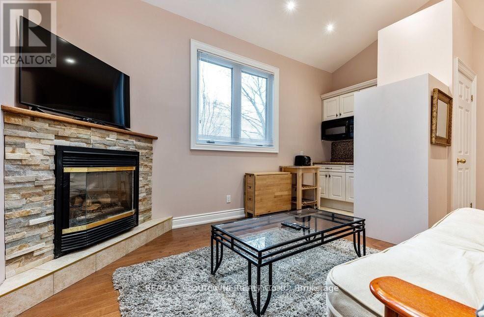 Loft - 214 Reynolds Street, Oakville, Ontario  L6J 3L3 - Photo 8 - W12078634