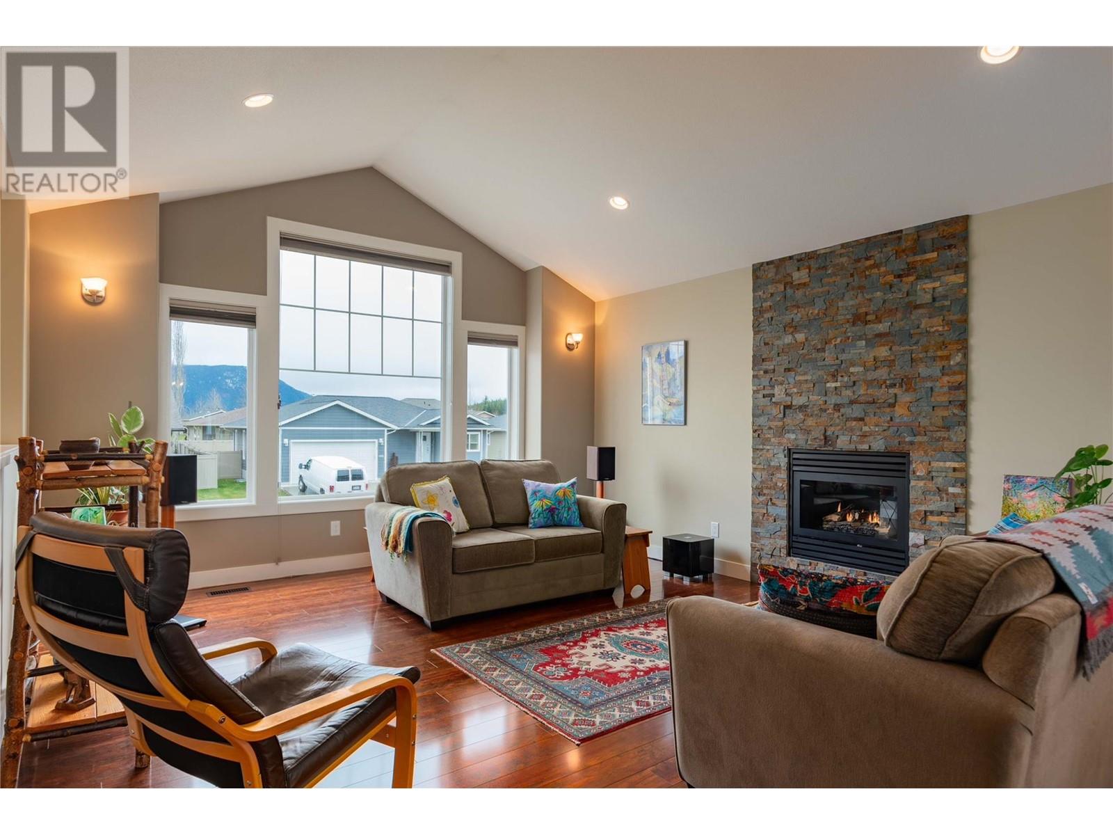 1509 Rosewood Lane, Castlegar, British Columbia  V1N 4X7 - Photo 3 - 10343062
