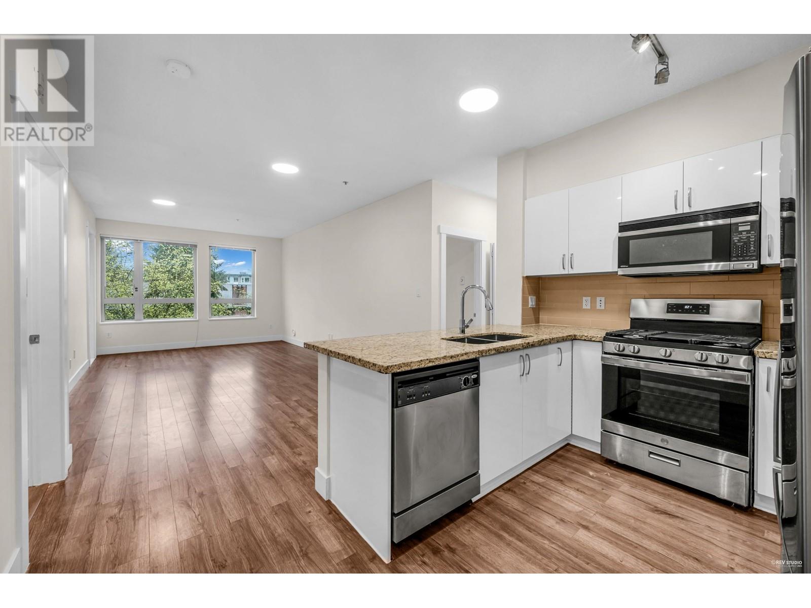 313 2601 Whiteley Court, North Vancouver, British Columbia  V7J 2R7 - Photo 1 - R2989541