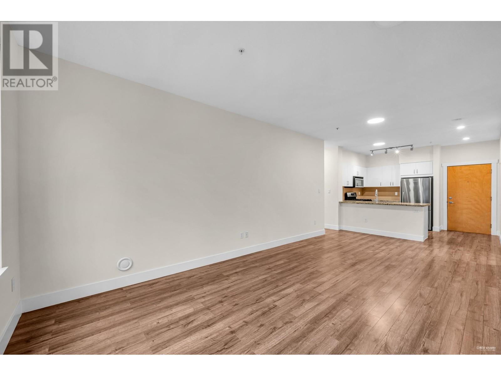 313 2601 Whiteley Court, North Vancouver, British Columbia  V7J 2R7 - Photo 4 - R2989541