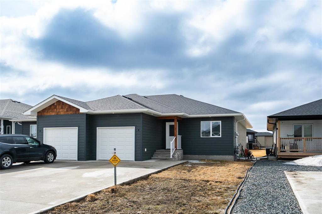 40 Prairie Crescent Steinbach, Manitoba R16//Steinbach/LIKE NEW! Beautifully appointed attached bungalow beaming with pride of ownership. Huge concrete drive that accommodates 4 vehicles plus attached garage. This lovely home offers open concept design, large triple pane windows plus view of the pond at the back. Total of 4 bedrooms including Primary Bedroom with walk-through closet to 4pc ensuite bath. Full finished basement features spacious Recreational Room, 2 bedrooms with walk-in closets, laundry room and 4pc bathroom. Central Air Conditioning, HE Gas furnace, HRV. Walking distance to all school levels. Desirable neighbourhood. All appliances included.Exceptional turnkey opportunity!! (id:48254)