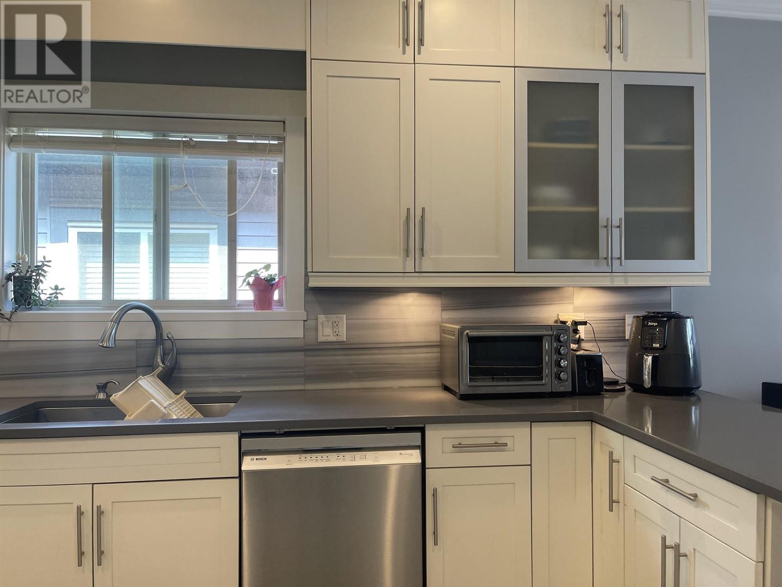 Listing Picture 23 of 39 : 7348 11TH AVENUE, Burnaby / 本拿比 - 魯藝地產 Yvonne Lu Group - MLS Medallion Club Member