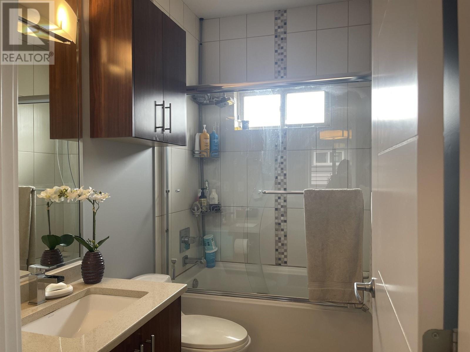 Listing Picture 39 of 39 : 7348 11TH AVENUE, Burnaby / 本拿比 - 魯藝地產 Yvonne Lu Group - MLS Medallion Club Member