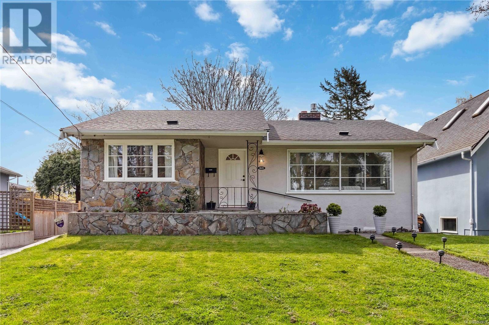 Property at 1651 Fairfield Rd image 2