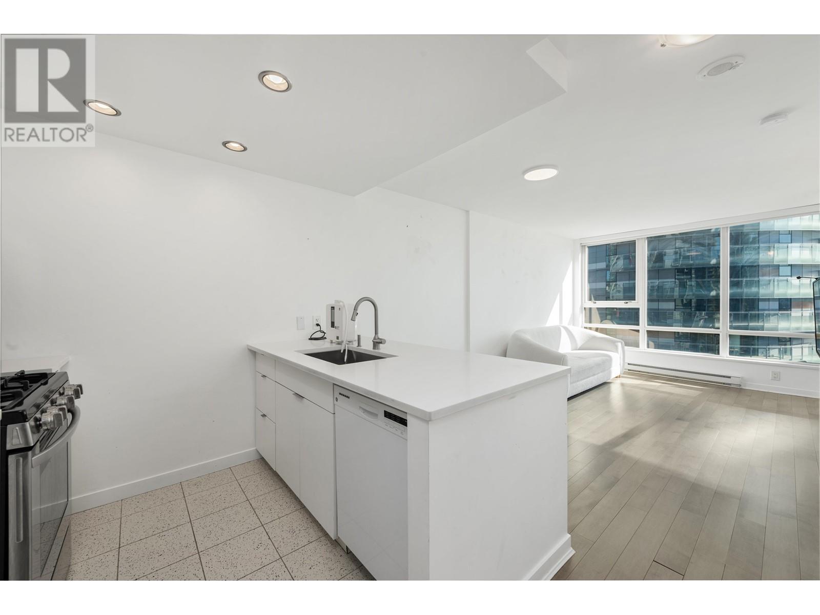 Listing Picture 2 of 25 : 1603 939 EXPO BOULEVARD, Vancouver / 溫哥華 - 魯藝地產 Yvonne Lu Group - MLS Medallion Club Member