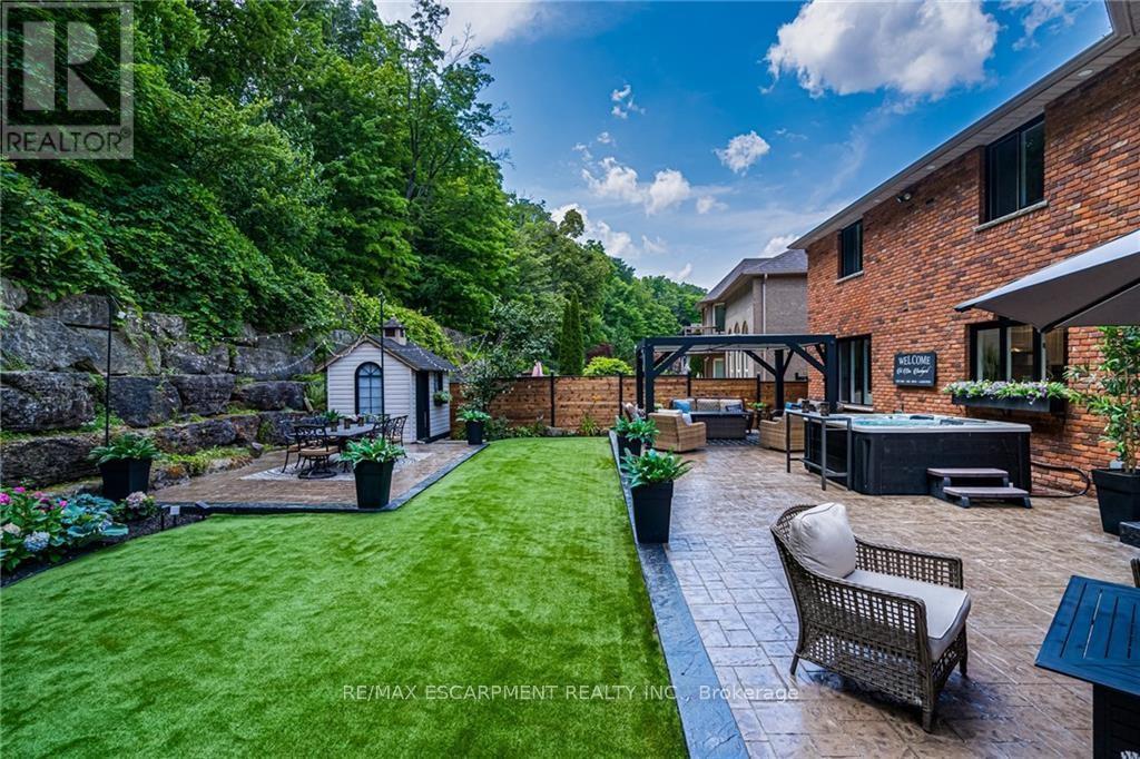 Property at 8 ORR CRESCENT image 3