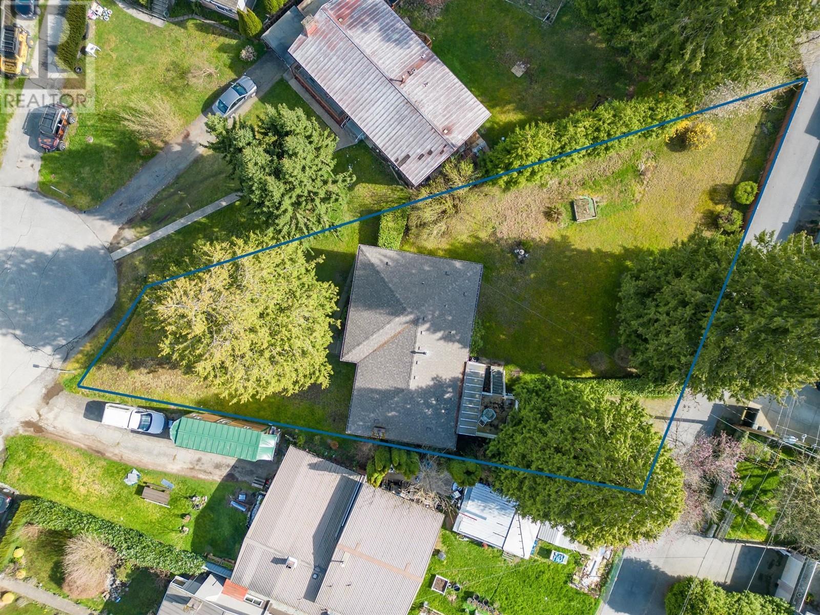 8272 15th Avenue, Burnaby, British Columbia  V3N 1X6 - Photo 3 - R2971603