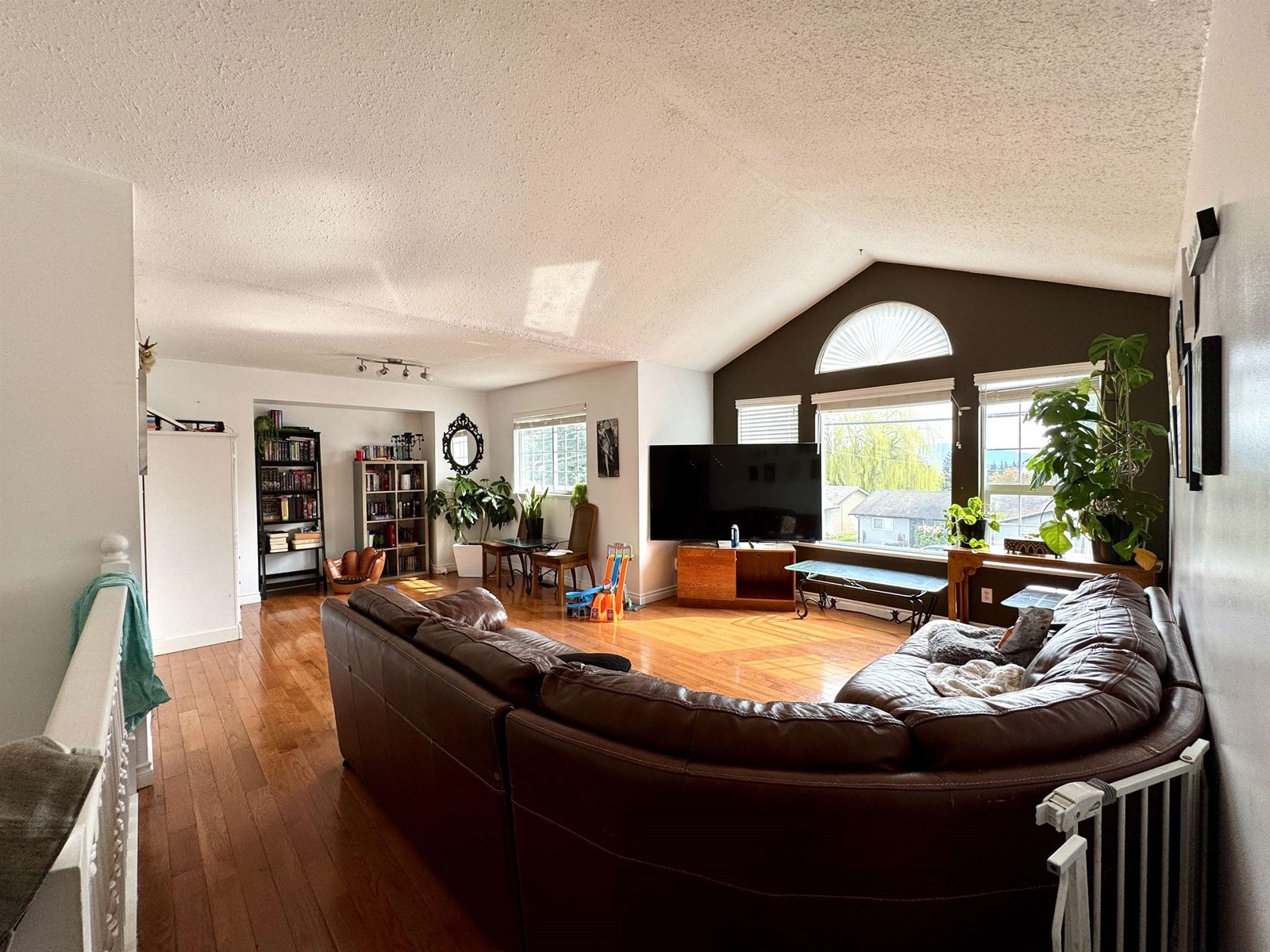 32995 14 Avenue, Mission, British Columbia  V2V 2P3 - Photo 5 - R2982527