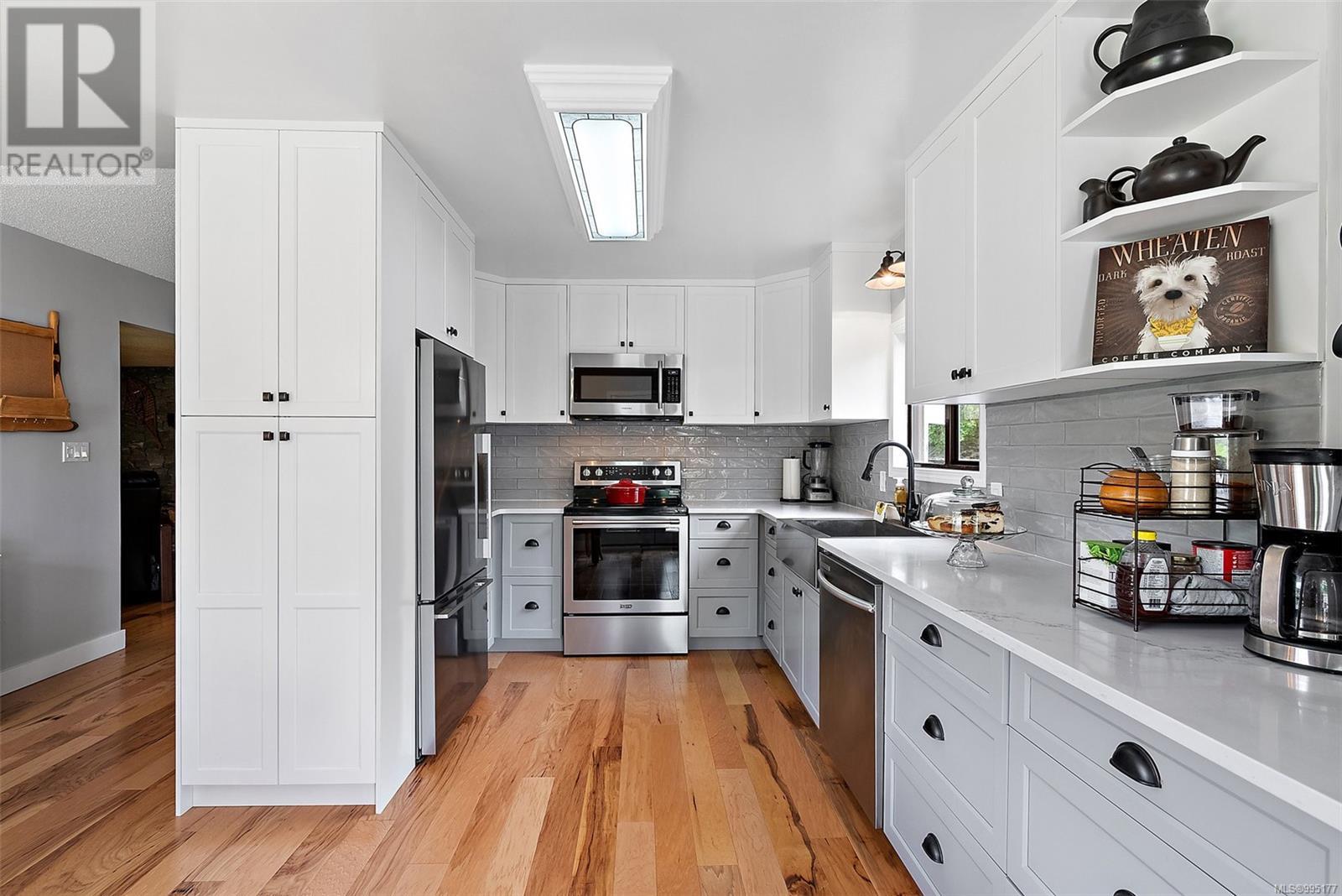 Property at 3025 Cobble Hill Rd image 5