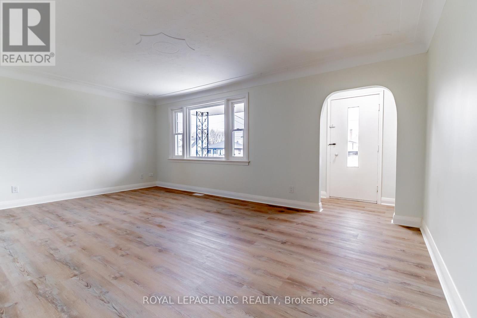 127 Borden Avenue, Port Colborne (Main Street), Ontario  L3K 3Z6 - Photo 4 - X12079103