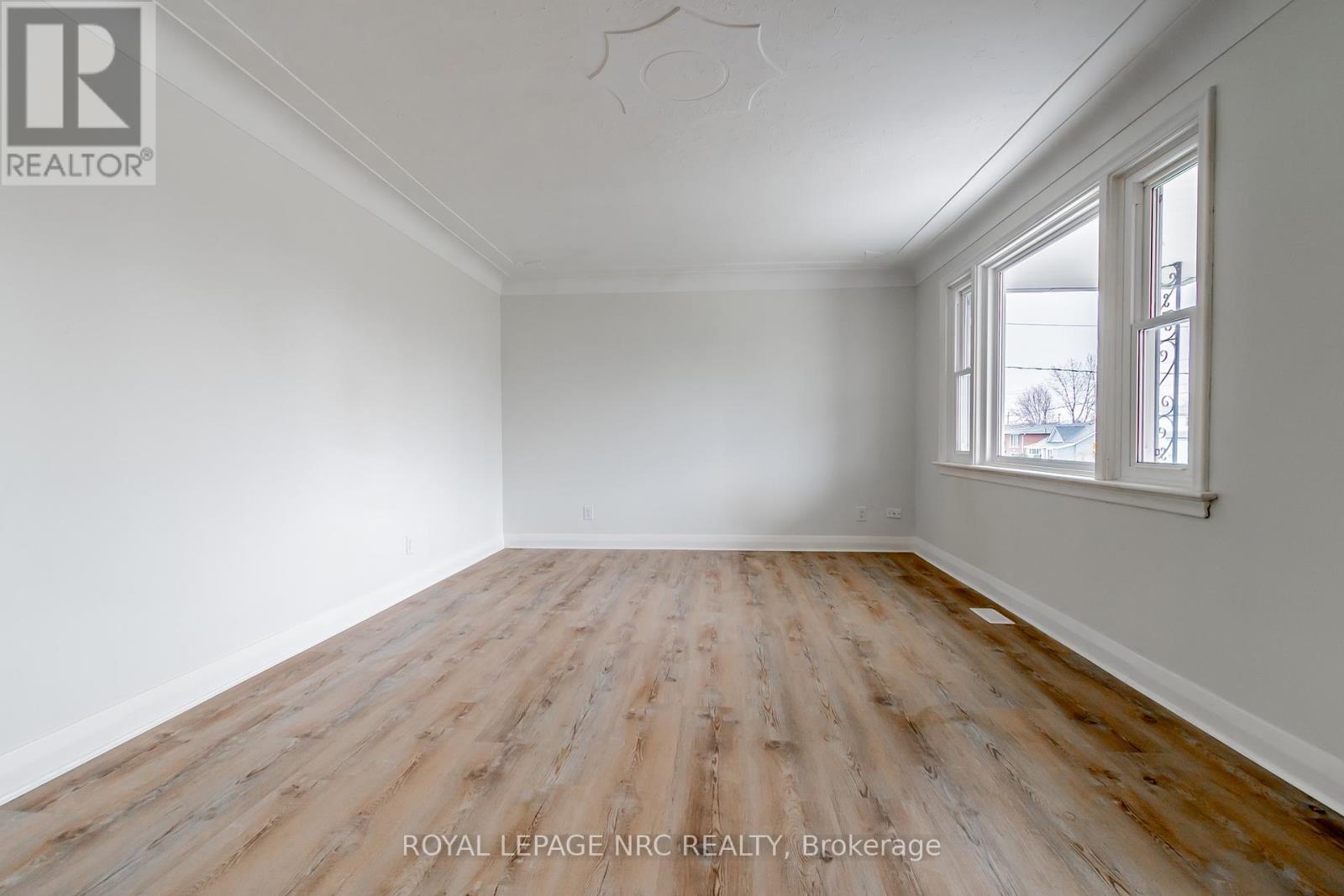 127 Borden Avenue, Port Colborne (Main Street), Ontario  L3K 3Z6 - Photo 5 - X12079103