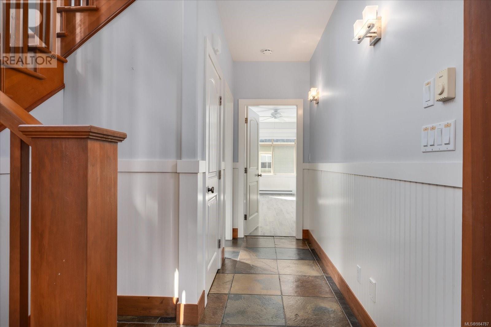Property at 180 Fern Rd W image 1