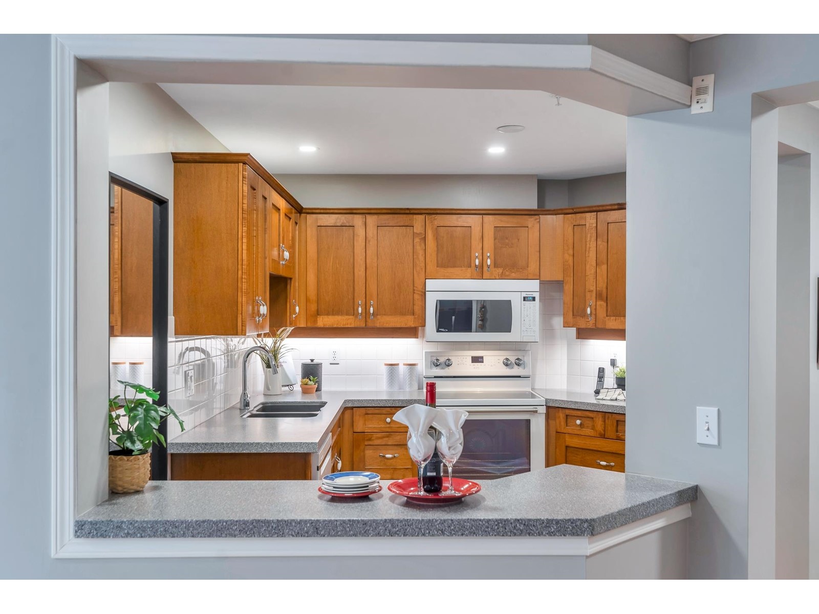 211 15185 22 Avenue, Surrey, British Columbia  V4A 9T4 - Photo 5 - R2989600