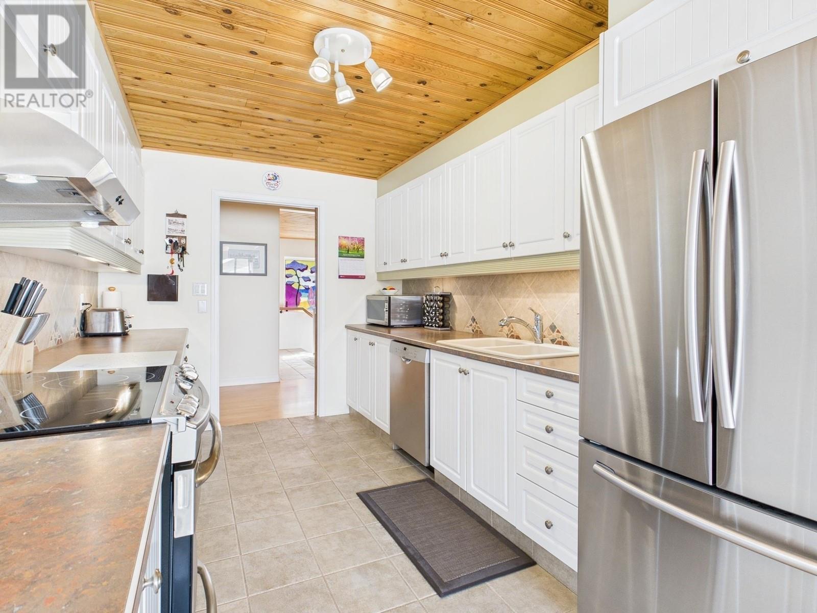 Property at 4007 Lobelia Drive image 3