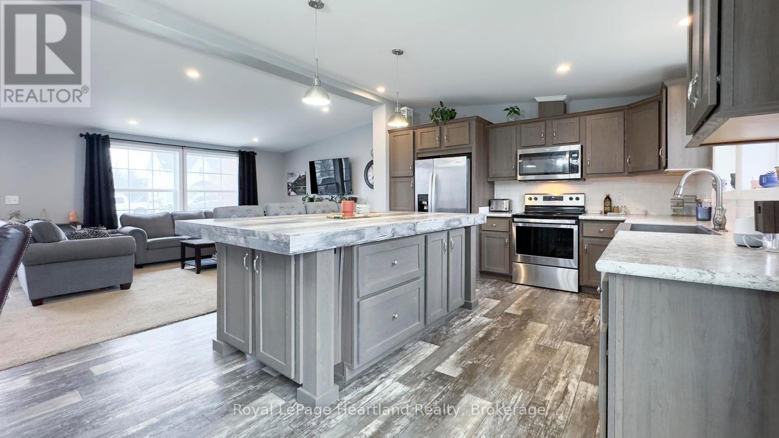 570 Hamilton Street, Huron-Kinloss, Ontario  N0G 2H0 - Photo 14 - X12034045