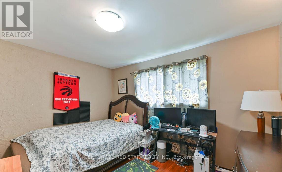 35 Faulkner Crescent, Toronto (Humbermede), Ontario  M9M 2B9 - Photo 28 - W12079427