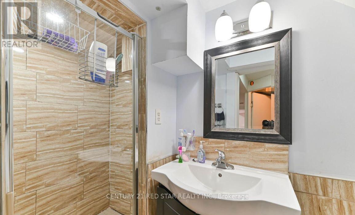 35 Faulkner Crescent, Toronto (Humbermede), Ontario  M9M 2B9 - Photo 33 - W12079427
