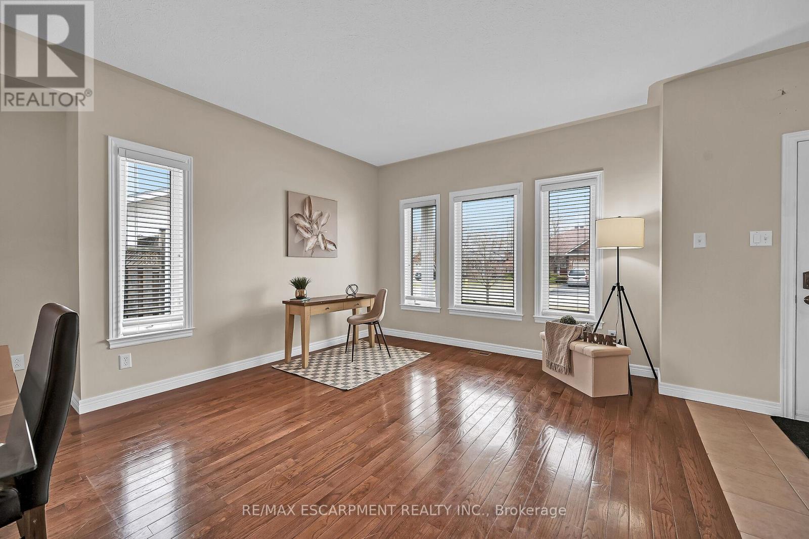 20 Oak Crescent, Haldimand, Ontario  N0A 1H0 - Photo 10 - X12079454