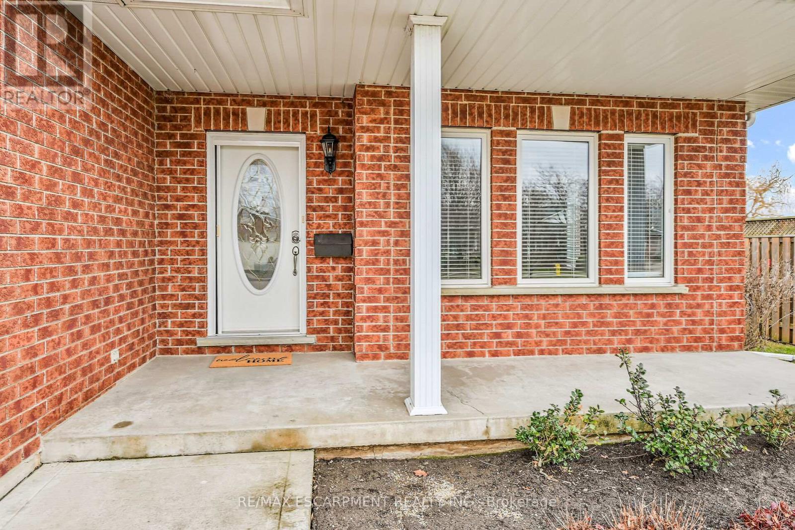 20 Oak Crescent, Haldimand, Ontario  N0A 1H0 - Photo 3 - X12079454