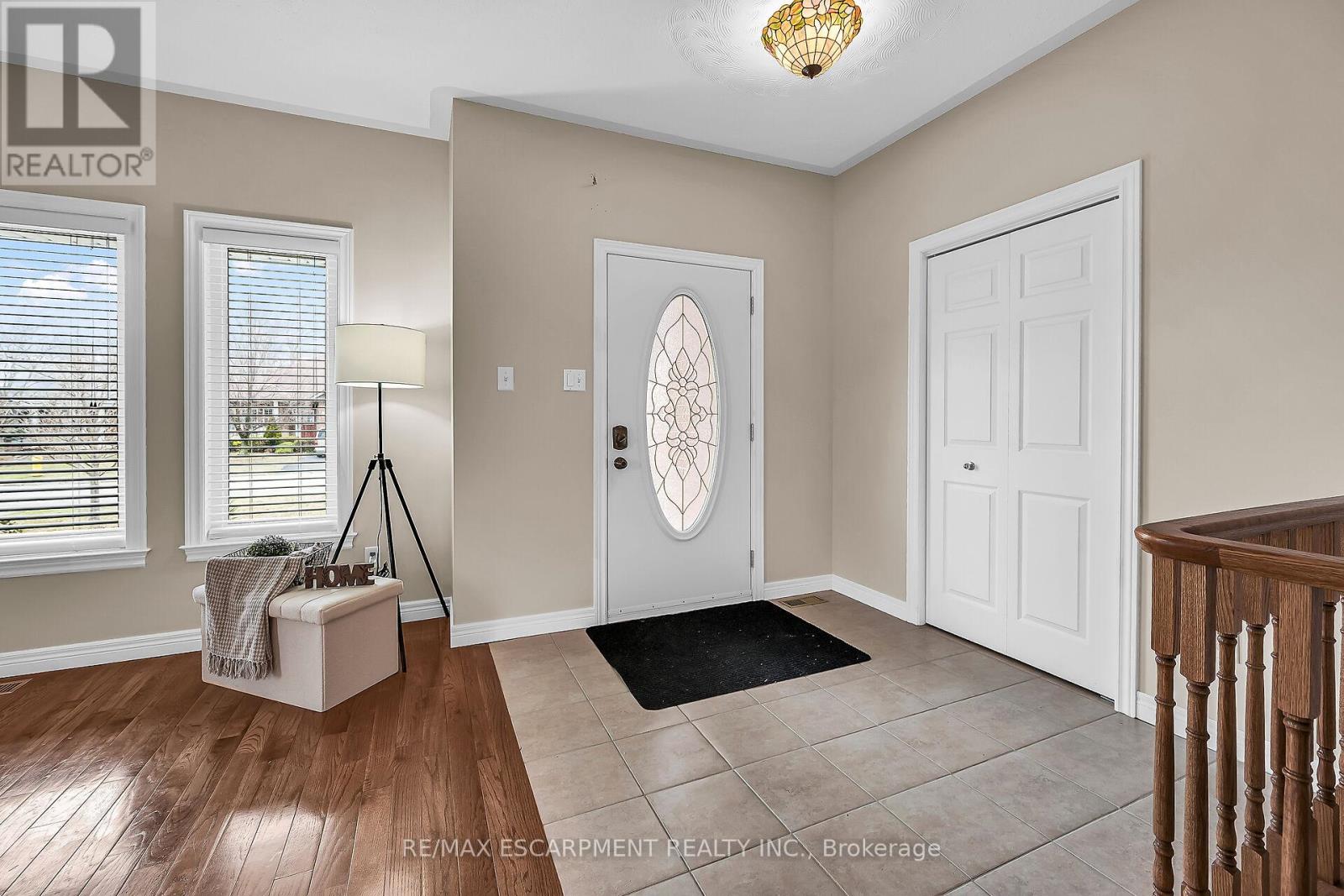 20 Oak Crescent, Haldimand, Ontario  N0A 1H0 - Photo 5 - X12079454